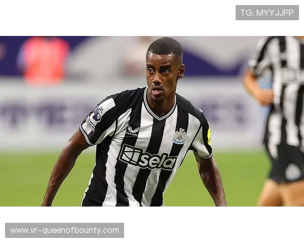 万比萨卡传中造乌龙,纽卡斯尔后卫解围失误